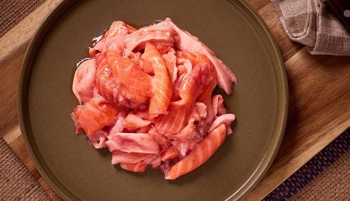 Feeding Salmon in Raw Diets: Nutritional Benefits and Practical Considerations